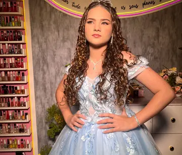Produção de debutante atendida a domicílio pela Clara Maquia